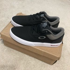 oakley slip on shoes